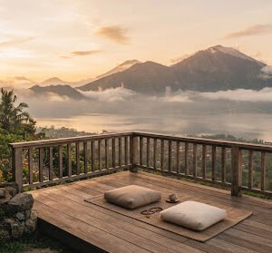 Teras kayu Puri Hening Kintamani menghadap Gunung dan Danau Batur
