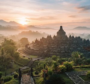 Retreat Hening Lembah Borobudur saat matahari terbit di antara kabut pegunungan Menoreh